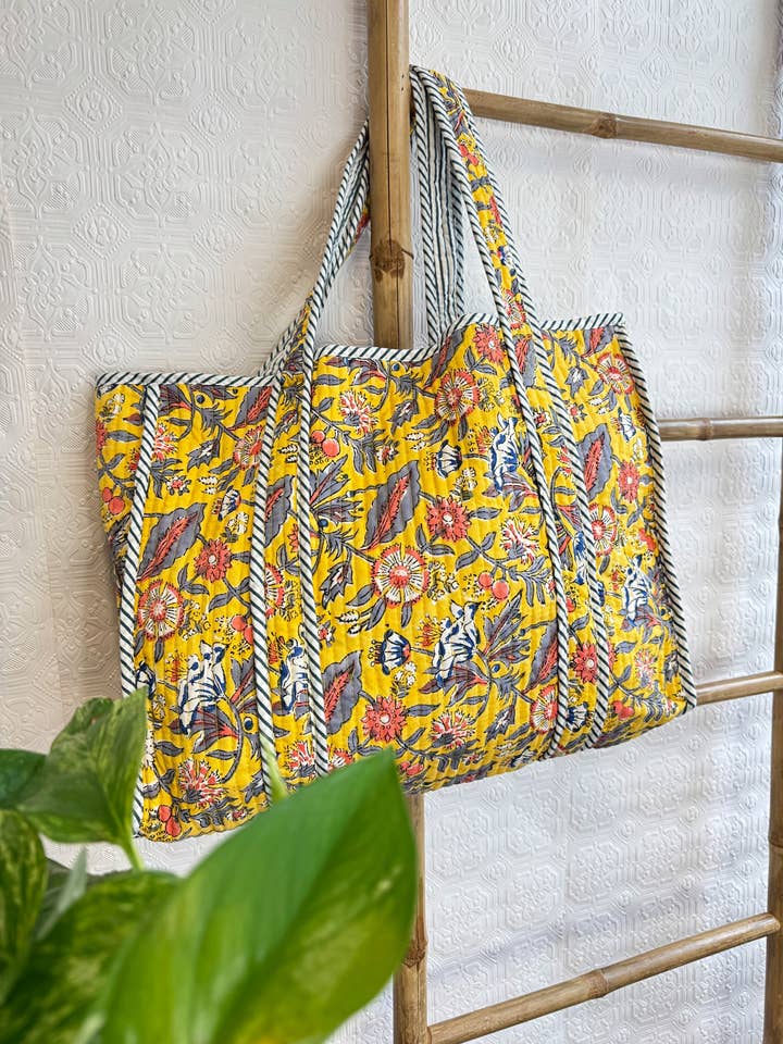 Trapunta in Cotone Stampata a Mano Reversibile Giallo Arancione con Motivo Floreale per la vendita all'ingrosso da parte di Essential Designs London