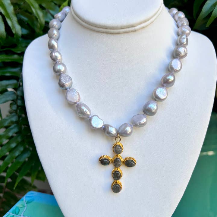 Colar de Pérolas Barrocas + Cruz de Labradorite por atacado de Allie Beads