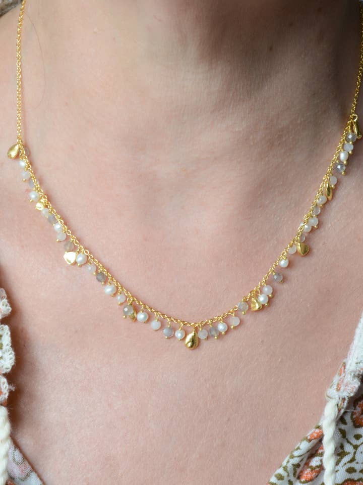 Collier en grappe de perles et labradorites pour la vente par AJS Design Studio