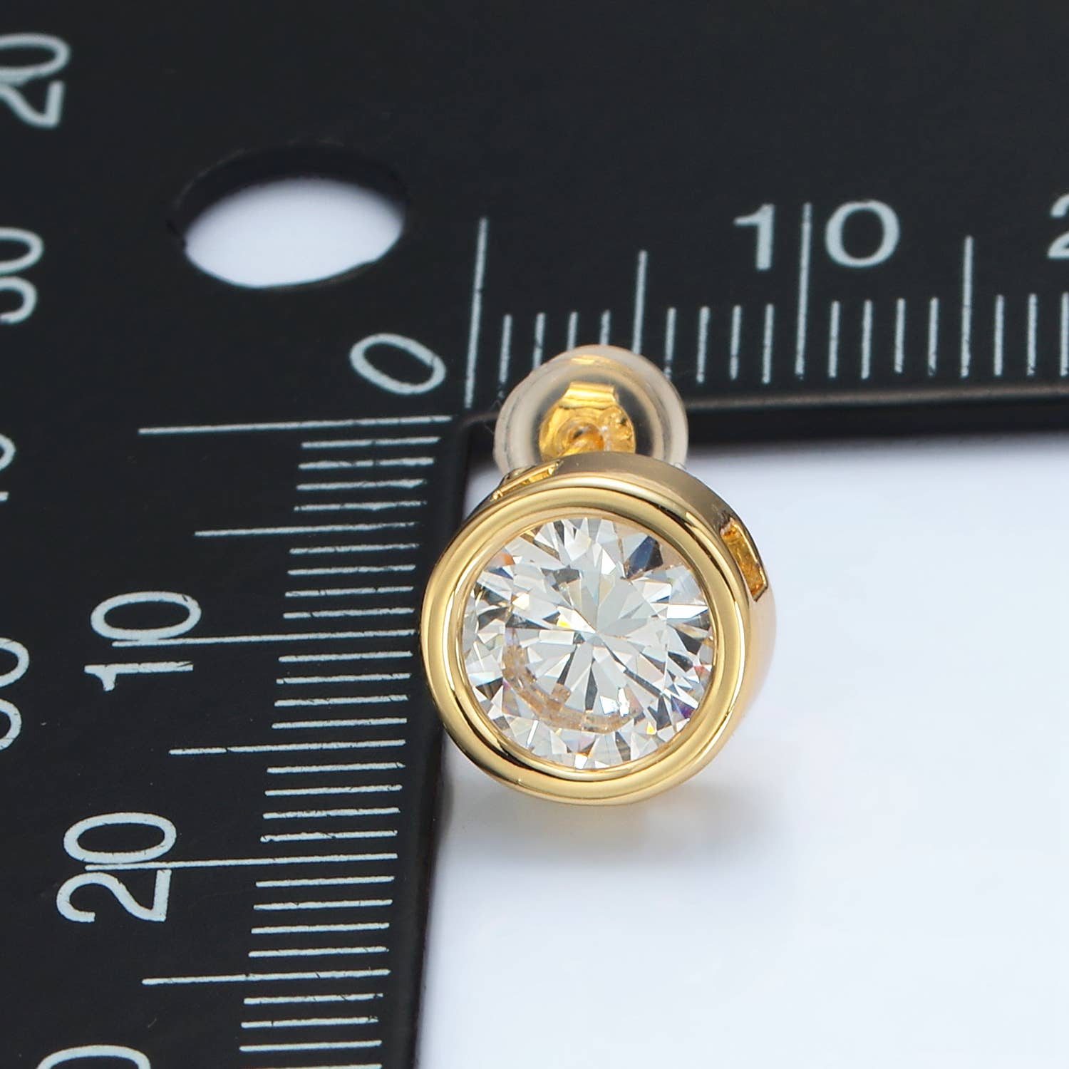 Aim Eternal - Venta al por mayor Pendientes de botón/aretes de poste - Arete con bisel redondo de circonita cúbica de 10 mm, chapado en oro de 24 quilates | P-5383