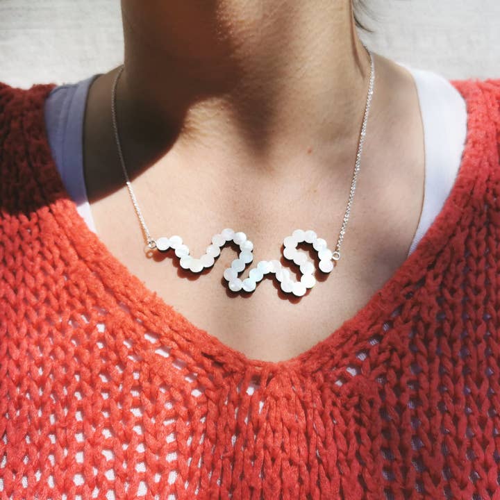 Witte draak ketting met parelmoer - HUMUZ voor wholesale door HUMUZ