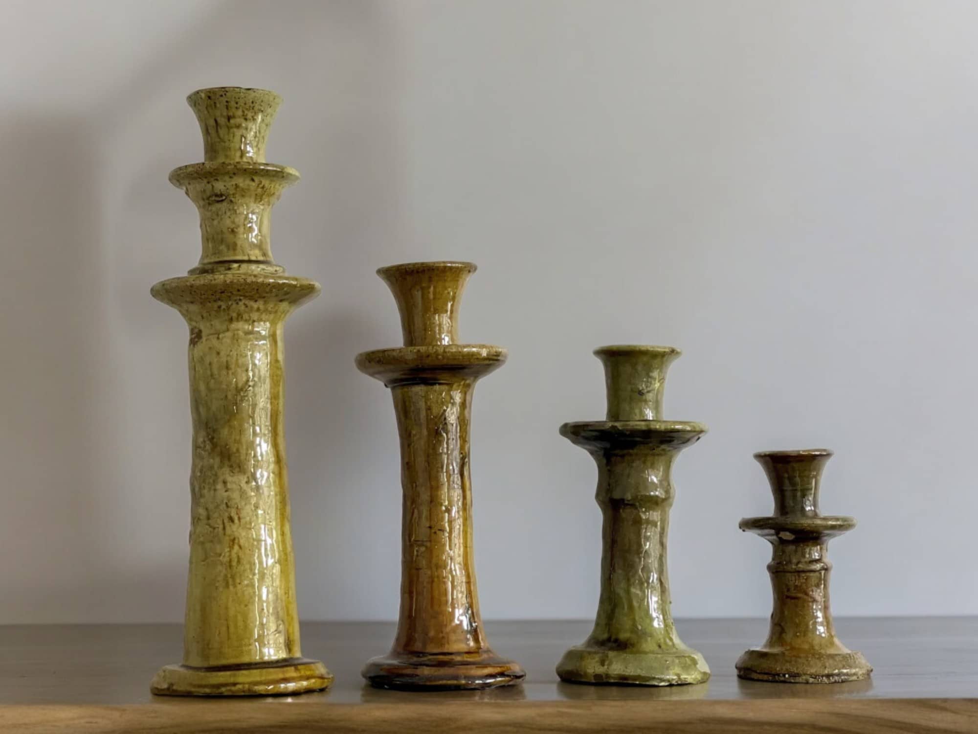 Moroccantastics – Großhandel Kerzenhalter – Handgefertigte marokkanische Vintage Tamegroute-kerzenhalter in ocker – 3er-Set glasierte Keramik5