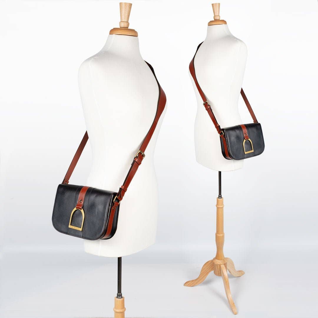 URBAN-EQUESTRIAN – Großhandel Umhängetasche - Damen – Signature Steigbügel - Reitsteigbügel Crossbody Luxuslederhandtasche in Cognac auf Schwarz3