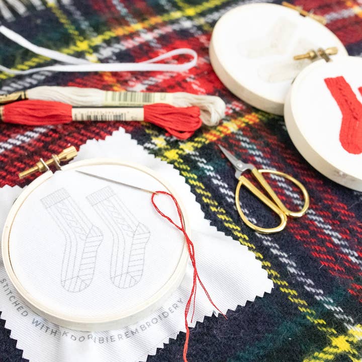 kdornbier embroidery - Wholesale Borduurbenodigdheden - Borduurpakket met gebreide kabelsokken en ornamenten7