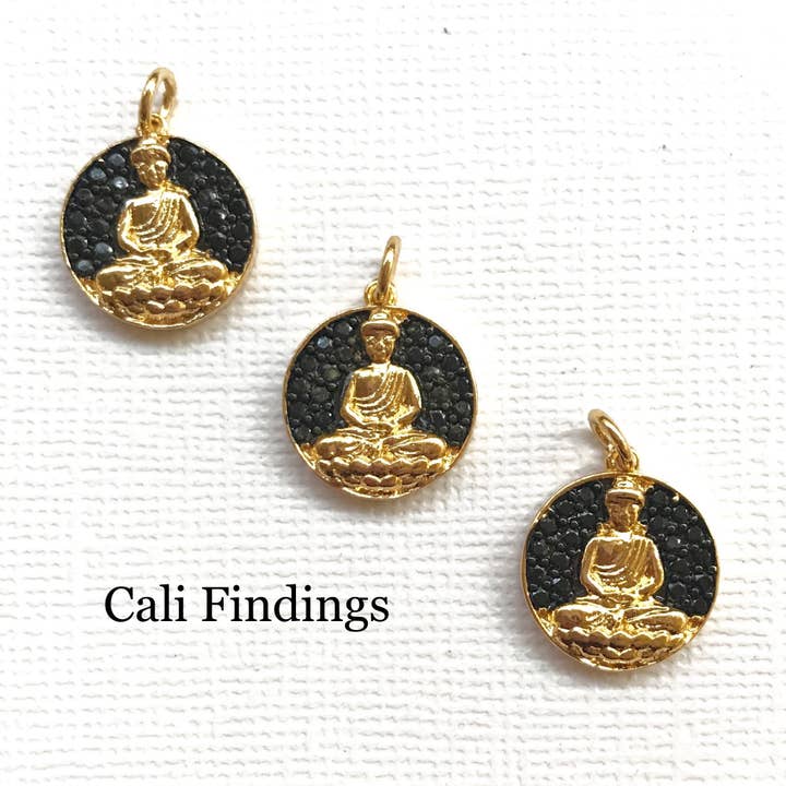 Cali Findings - Vente Breloques/médailles personnalisées - Pendentif Bouddha en métal doré 18 carats avec zircone cubique noire, pendentif Om