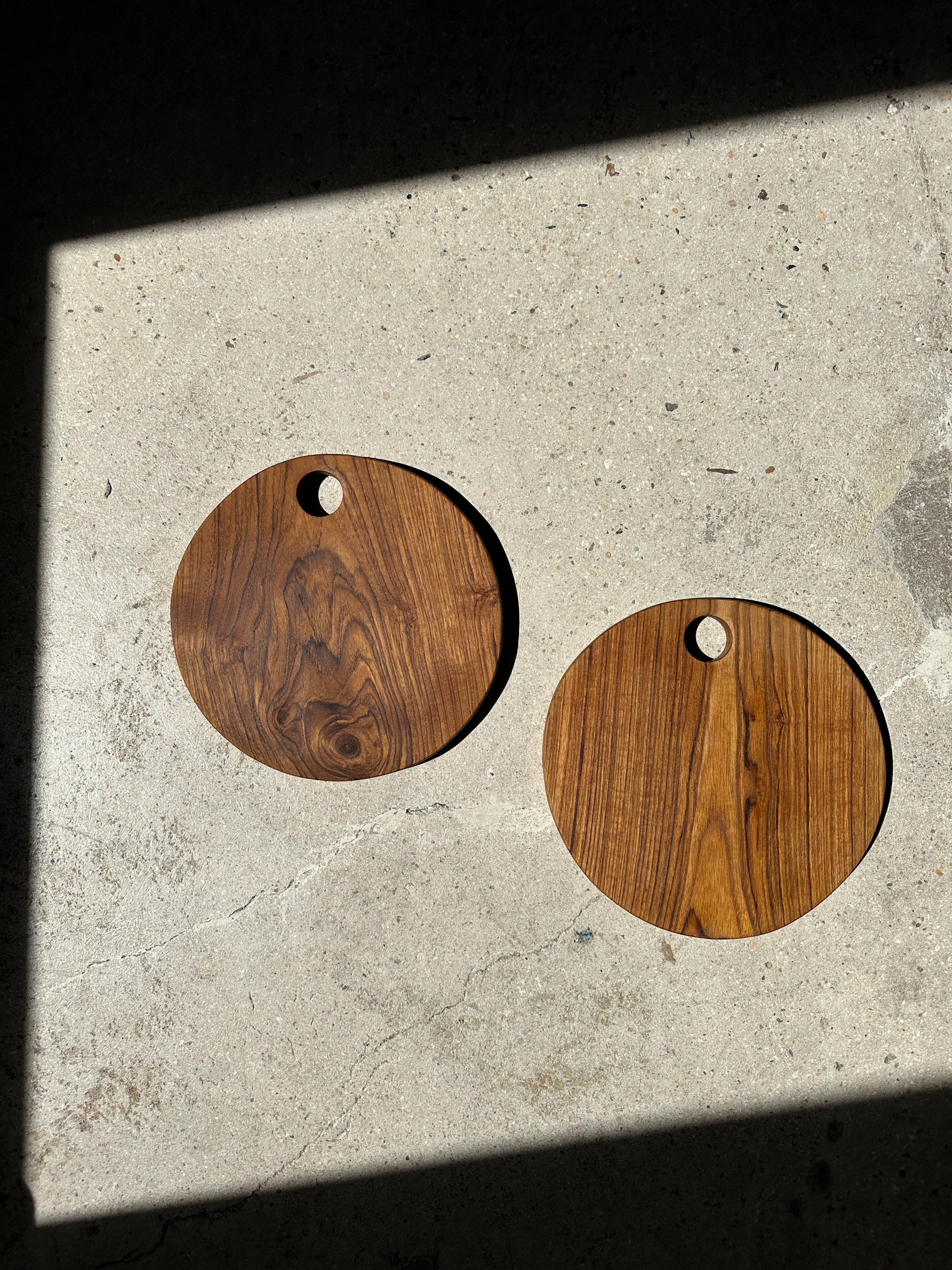 Office Objets – wholesale Skärbräda – Rund skärbräda i urholkad teak D:30119