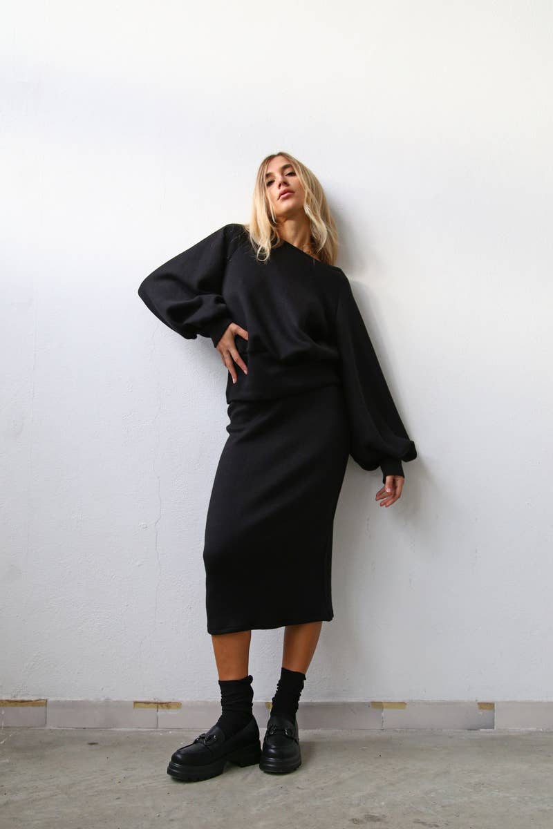 Negro A4061 FITTED BLACK WOOL MIDI SKIRT for wholesale on Faire