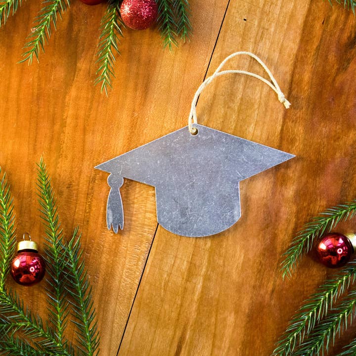 Iron Maid Art – Ornamento por atacado – Boné de formatura Ornamento de Natal da Faculdade Presente5