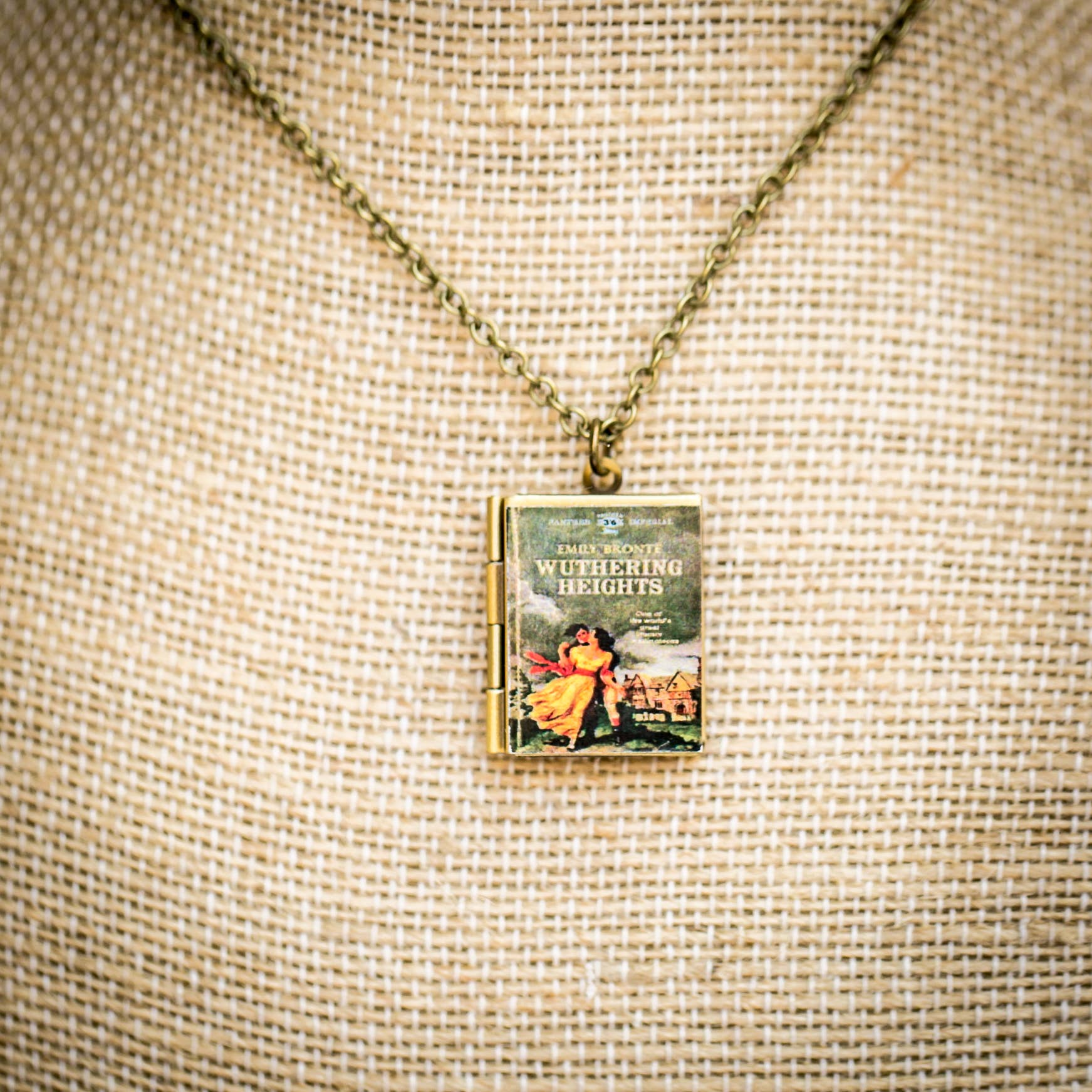 Adorned by Aisha - Vendita all'ingrosso Collane con medaglione - Collana con ciondolo libro stile Jane Eyre20