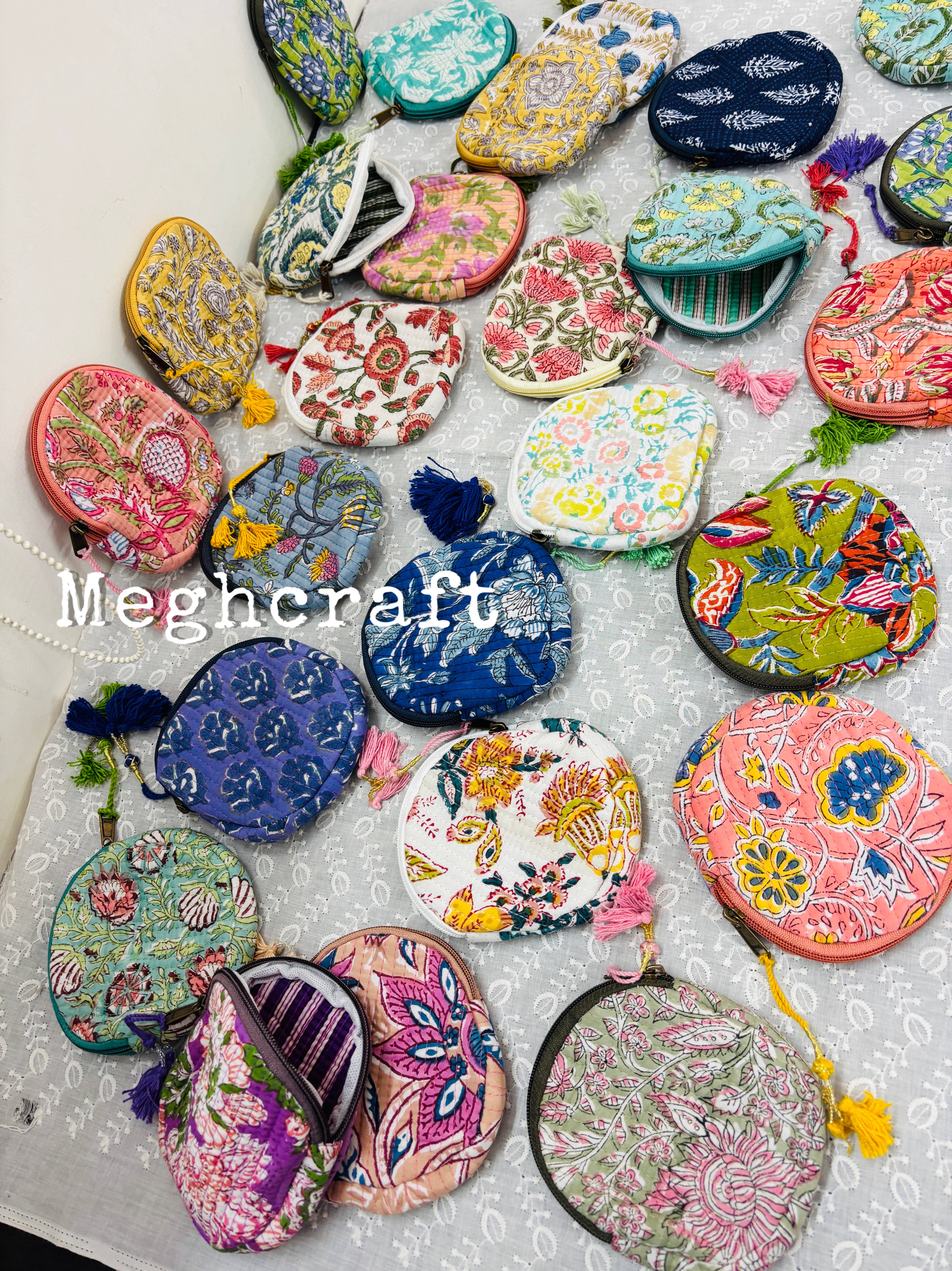 Meghcraft - Vendita all'ingrosso Portamonete - Donna - Portamonete trapuntato in cotone con stampa assortita | Borsetta rotonda piccola con nappine | Sacchetti regalo3
