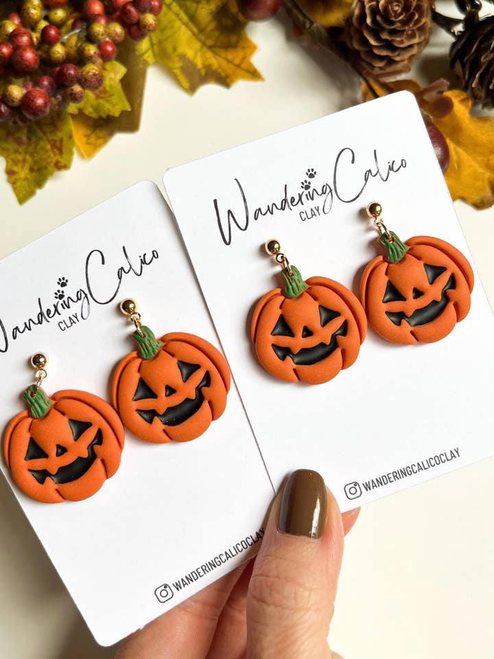 Pendientes de arcilla hechos a mano con forma de calabaza de Halloween. para venta al por mayor de WanderingCalicoClay