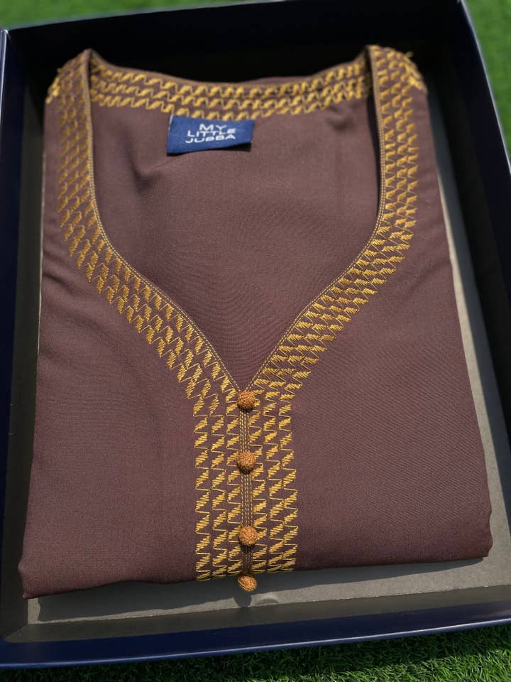 Bata maghribi de manga 3/4 para hombre, color canela con bordado en mostaza para venta al por mayor de MY LITTLE JUBBA