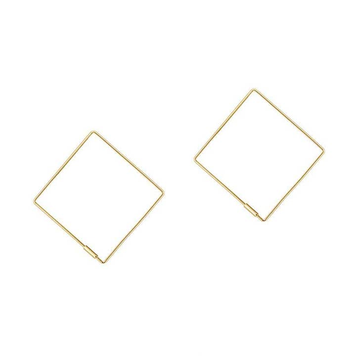 Petites créoles carrées en métal doré pour la vente par Juulry