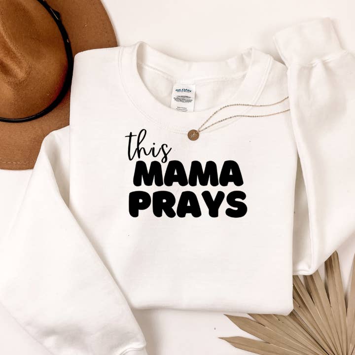 Ce sweat-shirt "This Mama Prays" pour la vente par The Jasper Boutique