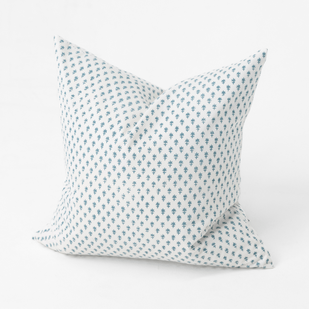 BHD HOME – wholesale Dekorativ kudde – Devon Dots Vit Blå Medium Kuddfodral 50 x 50 cm2