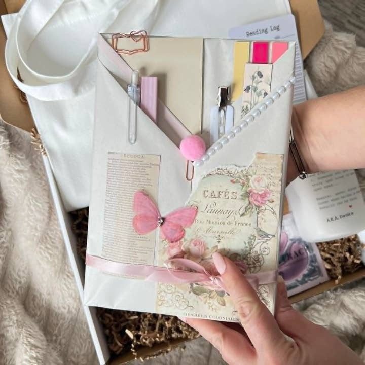 Appuntamento al Buio con un Libro Misterioso + Sorprese per la vendita all'ingrosso da parte di Bits And Pieces Of Art