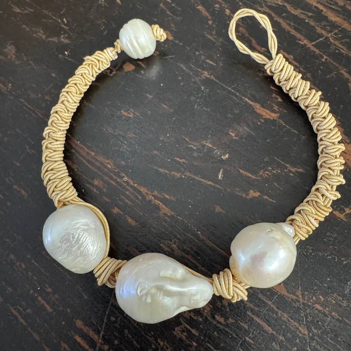Bracciale con tre perle / fatto a mano per la vendita all'ingrosso da parte di Gypsea Beach Club