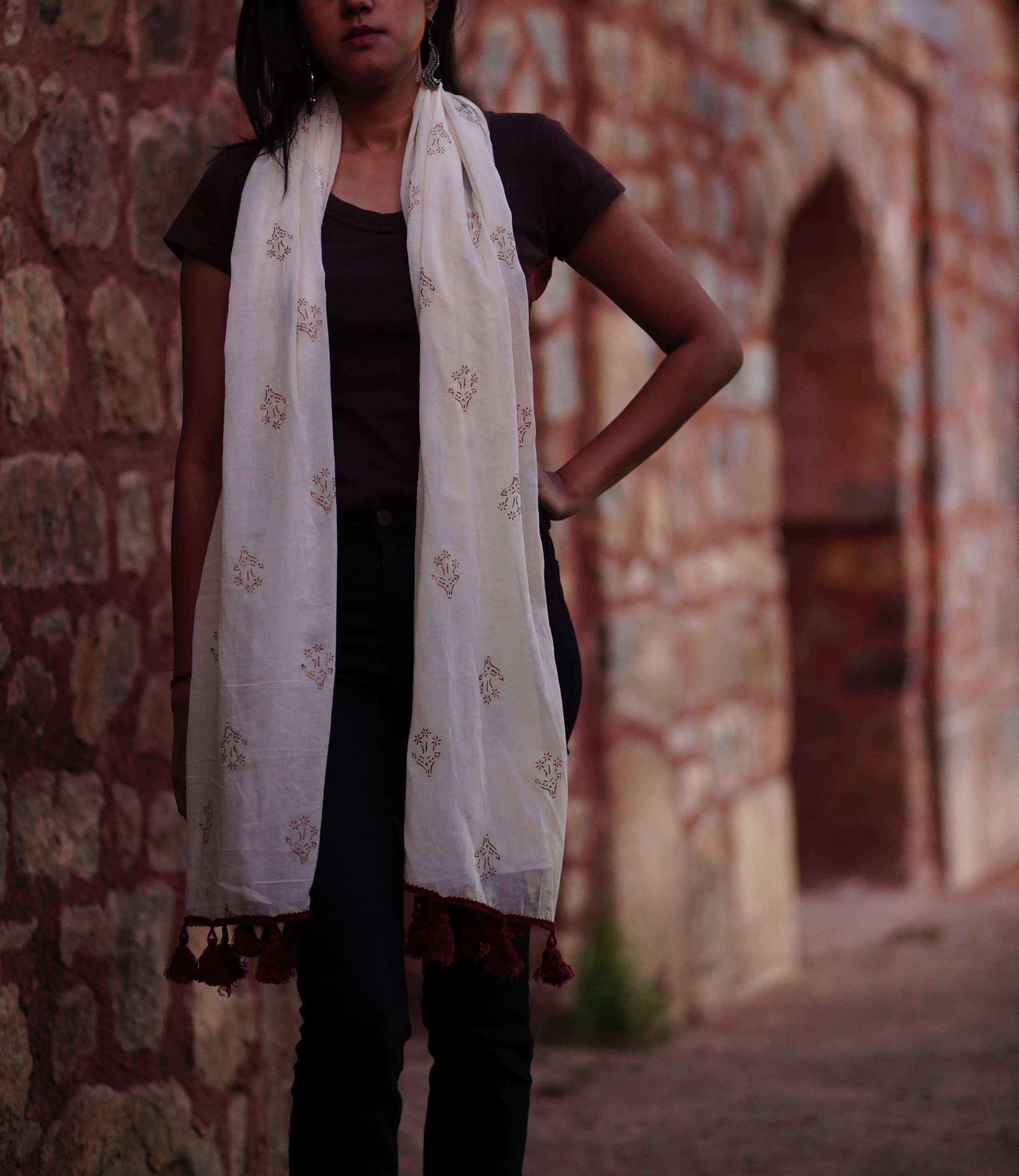 Sewing New Futures, Inc - Venta al por mayor Bufanda - Mujer - Bufanda larga de algodón crema-dorado2