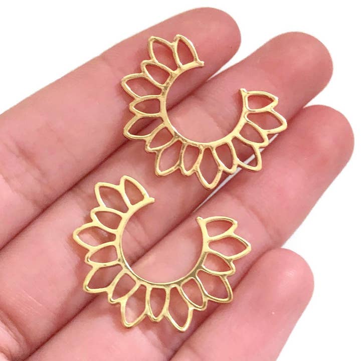 Lot de 4 breloques au henné en laiton doré, 23 x 28 mm, motif floral Half Sun pour la vente par Crafters Resort