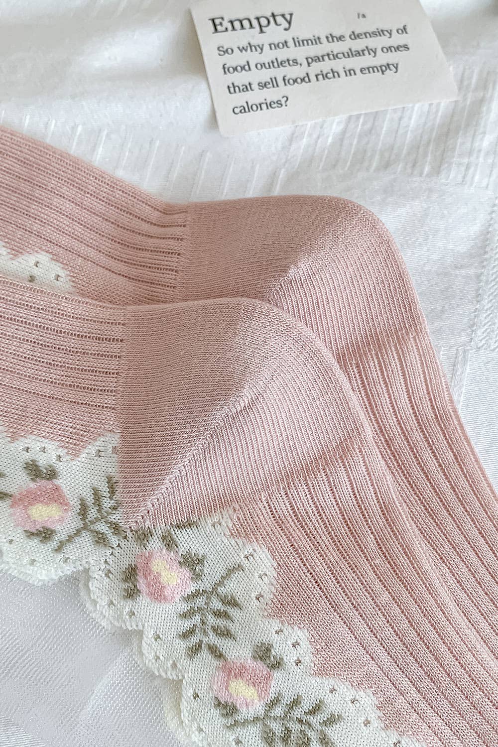 Rose Chaussettes transparentes avec dentelle florale 🤍🌸 en vente sur Faire5