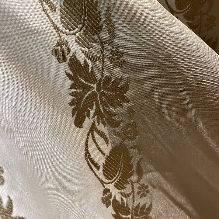 Fancy Styles Fabric - Vente Tissu - NOUVEAU Taffetas de soie synthétique Contessa Irene, champagne et vieux or rayé avec broderie vigne3