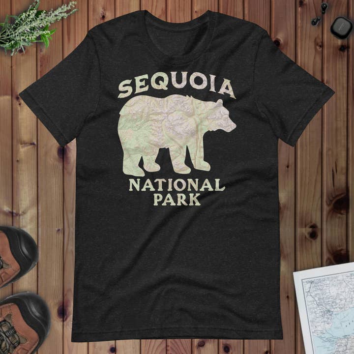 T-shirt Topo Ours Noir Sequoia pour la vente par Park Service Apparel