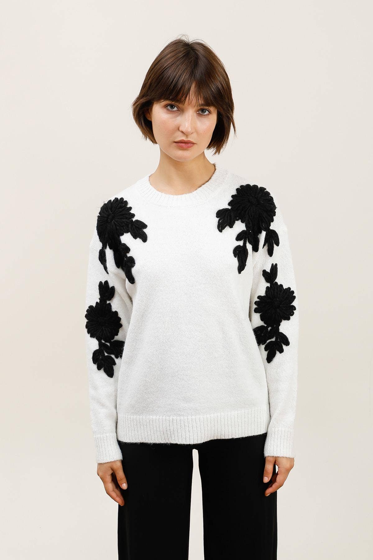 DIX-ONZE - Vendita all'ingrosso Maglione tricot - Donna - Maglione Morbido con Fiori Ricamati – Dettaglio in Rilievo1