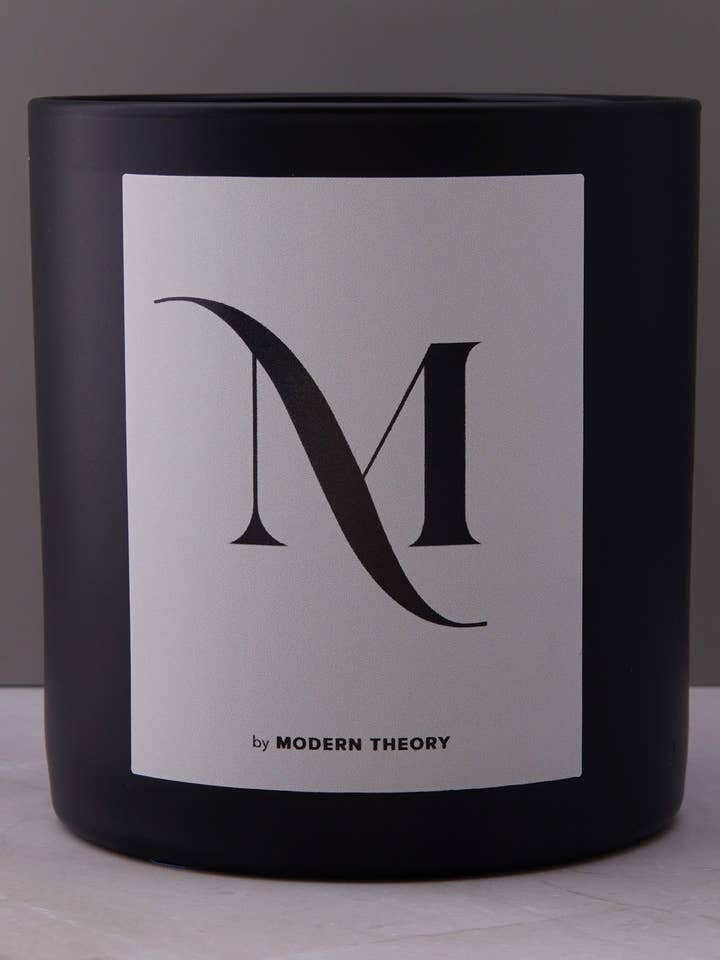 M - Bougie MONOGRAMME pour la vente par Modern Theory