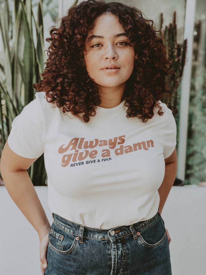 Es ist immer scheißegal | Unisex-T-Shirt mit Grafik für den Großhandel von The Bee & The Fox