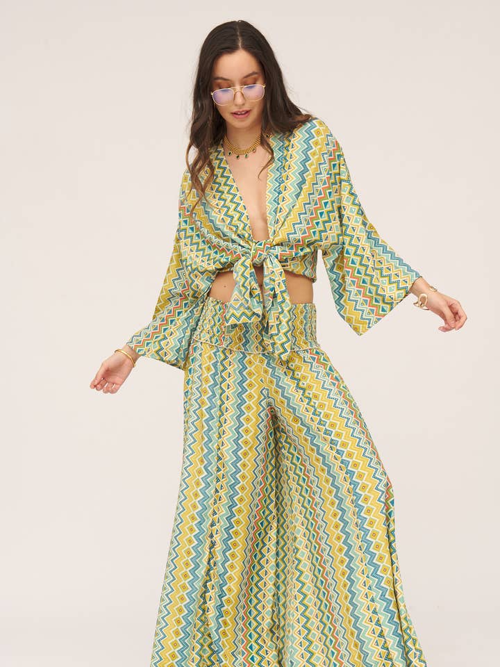 PINK KHAKI Short Cold Silk Kimono with Zigzag Print for wholesale on Faire1