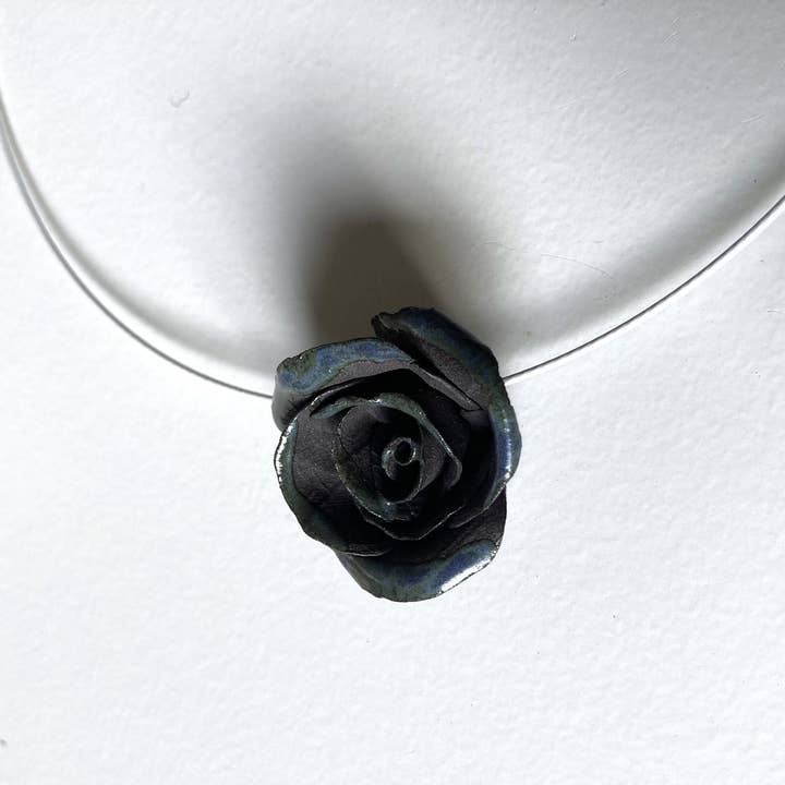 Halskæde med en sort rose i stentøj for engroshandel hos L'Officina