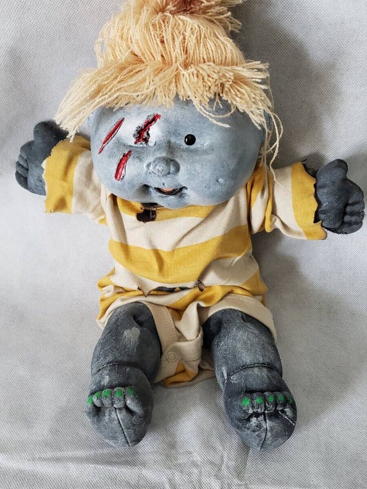 Poupée d'art zombie pour petite fille effrayante Halloween Cabbage Patch Kid pour la vente par RIVER TRADE JUNCTION LLC