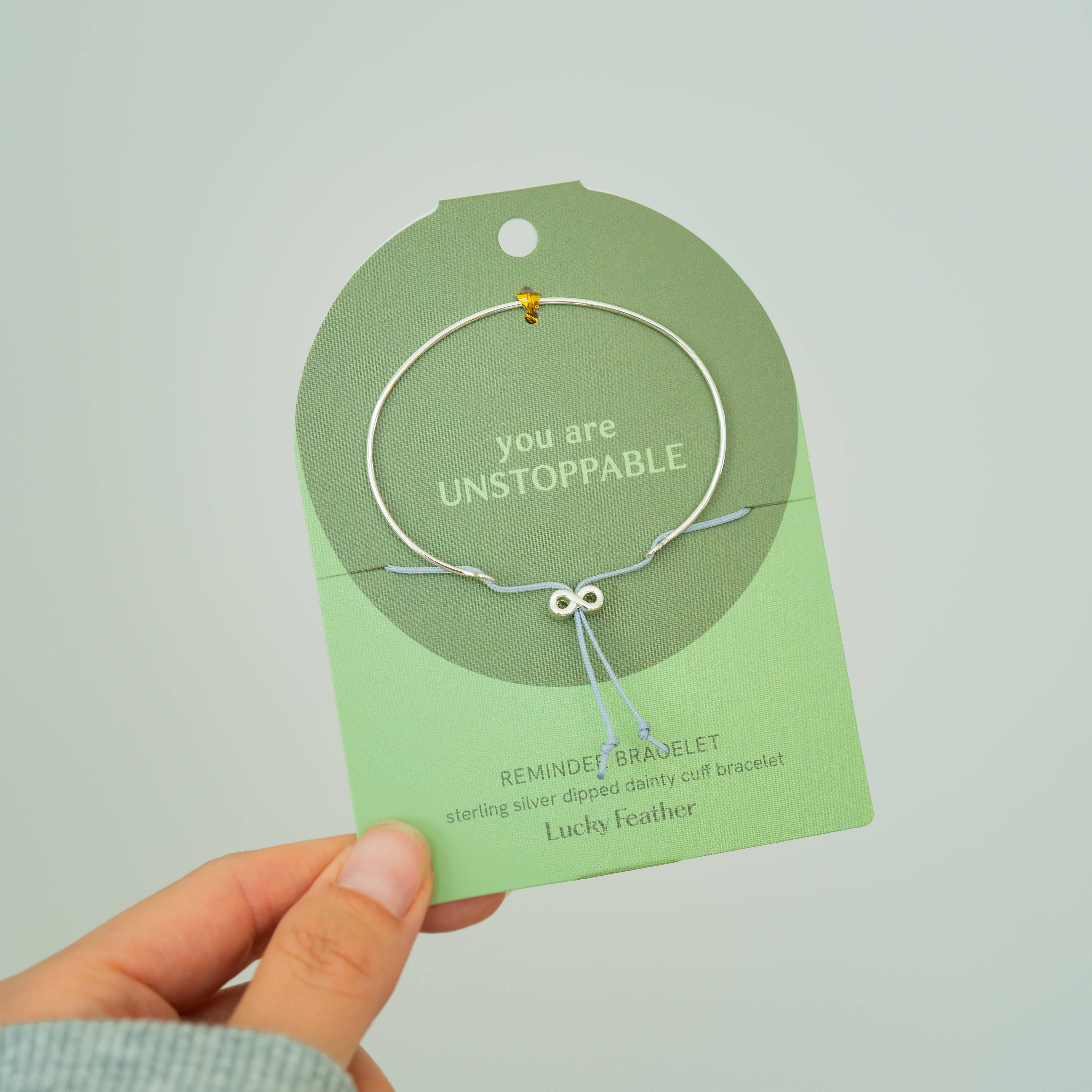 Lucky Feather – Engroshandel Armbånd med vedhæng – Reminder-armbåndssammensætning - 4 stk. af 8 forskellige designs - 32 stk. i alt (uden display)8