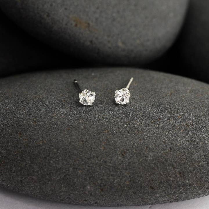 Lotus Stone Jewelry - Vendita all'ingrosso Orecchini a bottone - Piccoli orecchini a bottone in zaffiro bianco