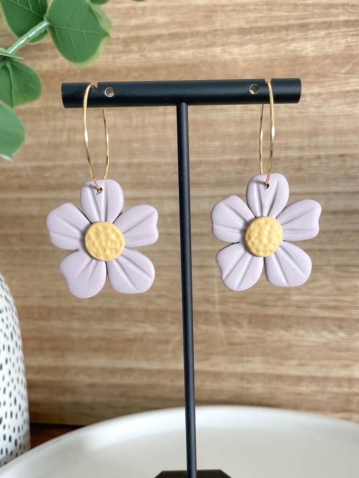 Argolas de flores de fluxo livre | Lilás | Brincos de argila por atacado de Finley River | Trendy Polymer Clay Earrings | Hypoallergenic