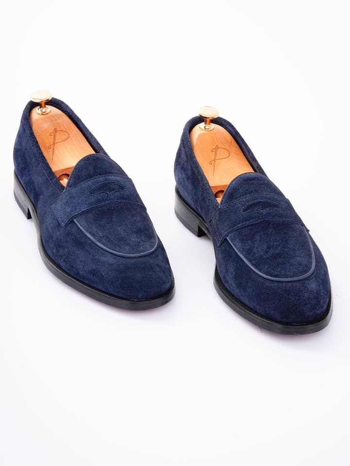 Mocassini da uomo in pelle scamosciata blu navy con suola in cuoio fatti a mano. per la vendita all'ingrosso da parte di parez suits
