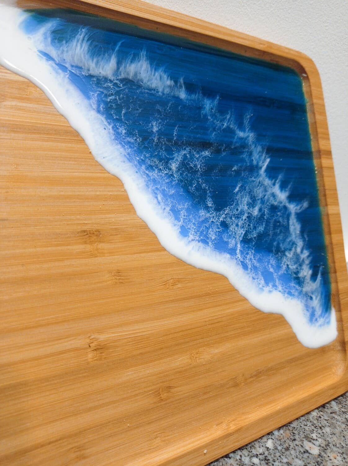 DECORARTE – Großhandel Deko-Tablett – Bambus-Serviertablett mit Epoxidharz-Dekor1