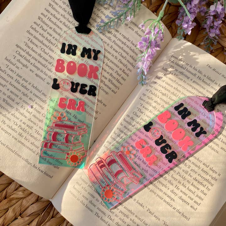 Marcador de libros iridiscente holográfico acrílico de la era Lover para venta al por mayor de Emilee on Crafts