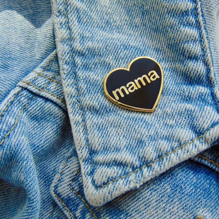 Mama Heart Emalje Pin Badge i sort og guld for engroshandel hos HexNex