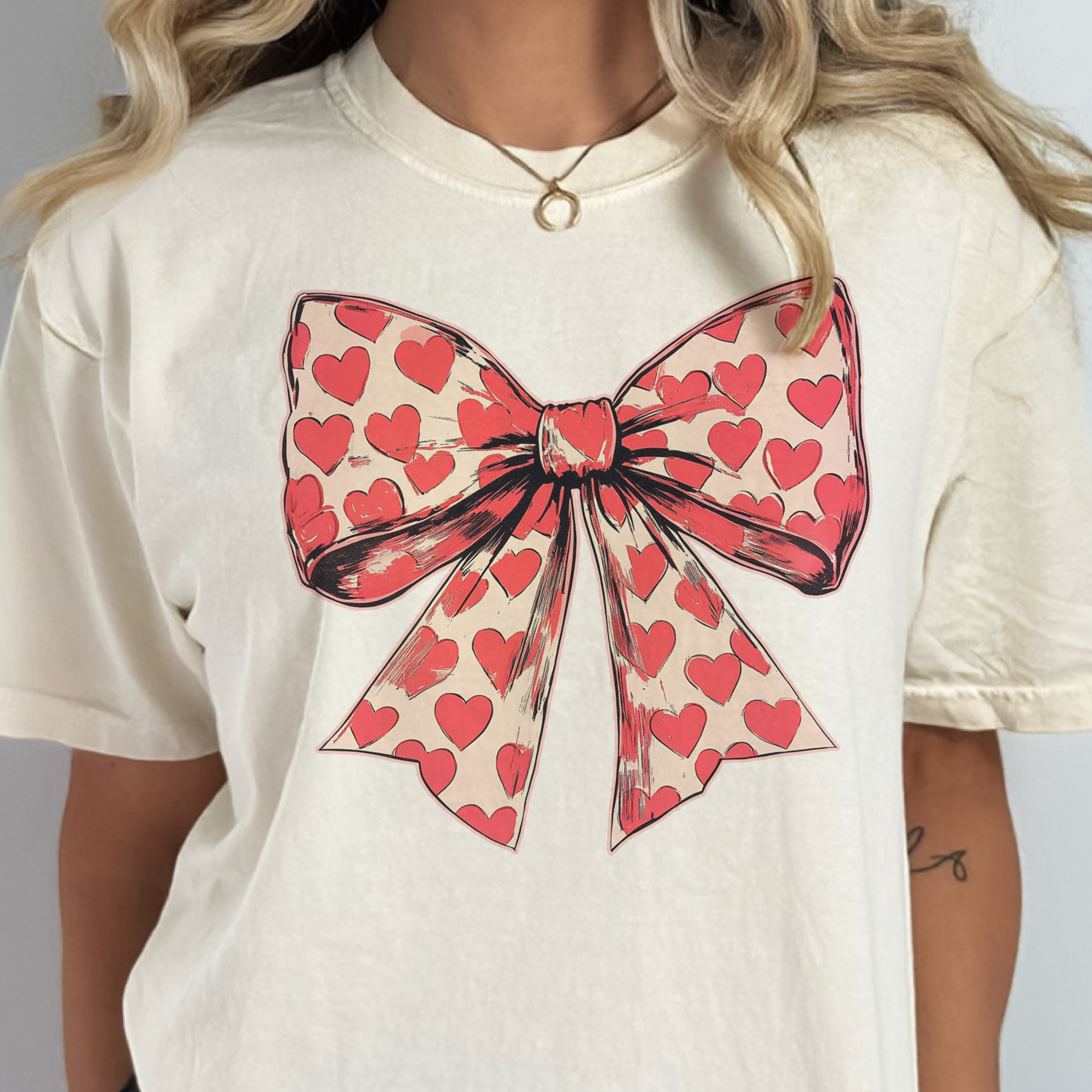 Par.tees by Party On! - Venta al por mayor Camiseta estampada - Unisex - Camiseta gráfica neutral con lazo y corazón rojo de San Valentín coqueta.3