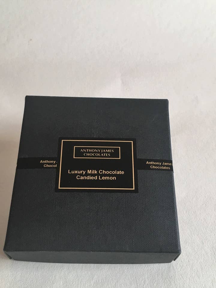 Lyx mjölkchoklad kanderad citron 200g för wholesale av Anthony James Chocolate