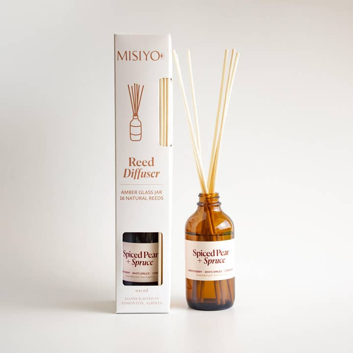 Diffuseur à roseaux Poire épicée + Épicéa pour la vente par Misiyo Candle Co