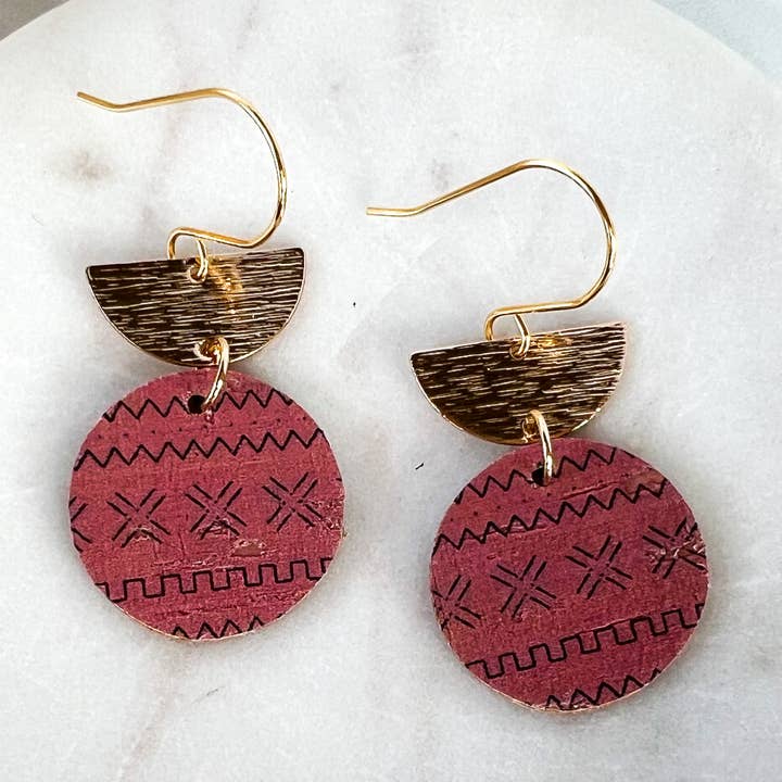 Boucles d'oreilles pendantes en demi-cercle en cuir Mud Cloth pour la vente par Fran and Bel