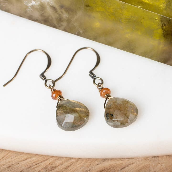 Brun Labradorit Med Jade Øreringe for engroshandel hos Edgy Petal Jewelry