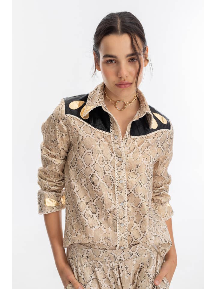 Estampado de serpiente con apliques metalizados en negro y dorado Camisa Far West de lino metalizado con estampado de serpiente y apliques metálicos negros y dorados de venta al por mayor en Faire2