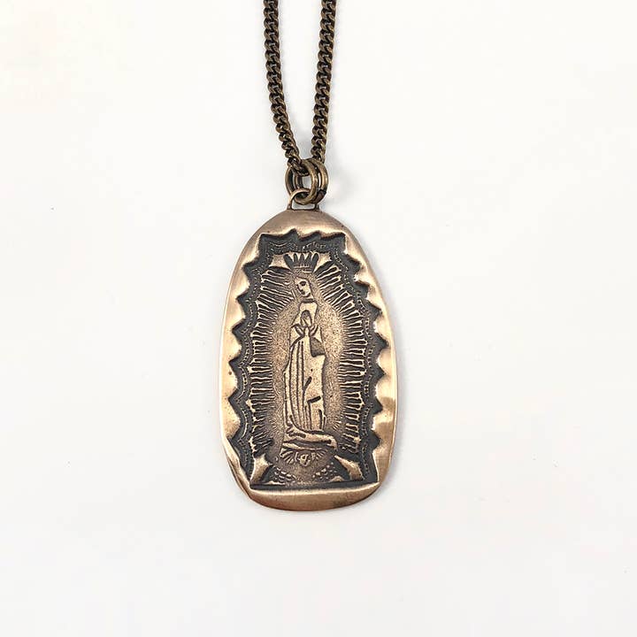 Petit collier Notre-Dame de Guadalupe pour la vente par Moon & Leaf