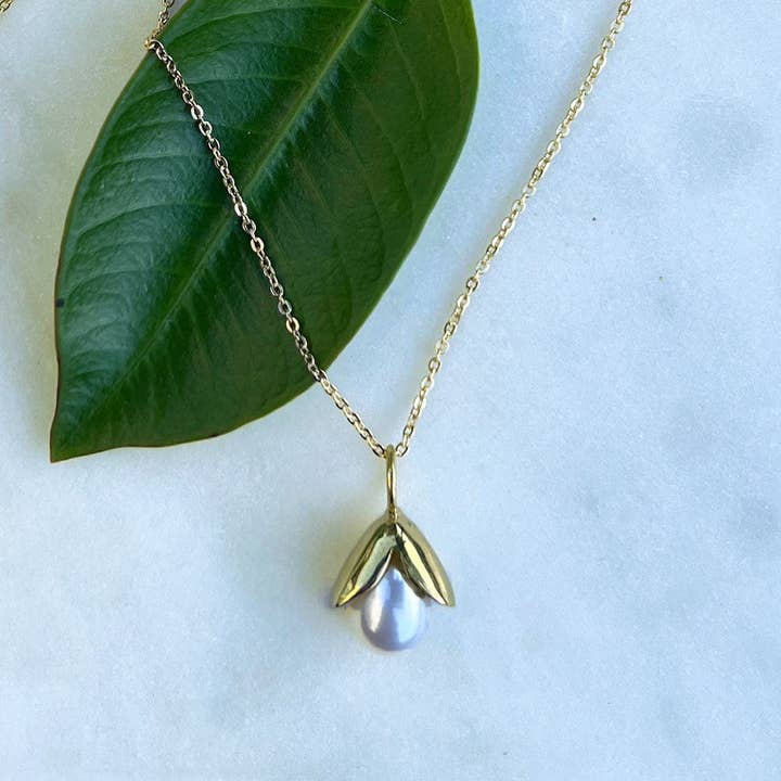 Collier de perles Acorn - Laiton, Indonésie pour la vente par Women's Peace Collection