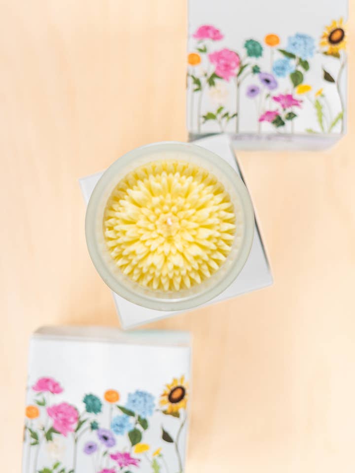 Kerze mit Löwenzahnblüten, umweltfreundliche Kerze, in verschiedenen Größen erhältlich für den Großhandel von Multifaceted™ Artisan Candles