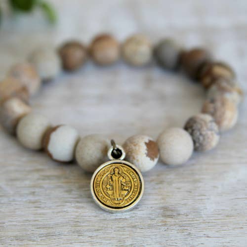 Bracelet catholique Saint Benoît sur pierre naturelle de 10 mm pour la vente par Eve and Grace Designs