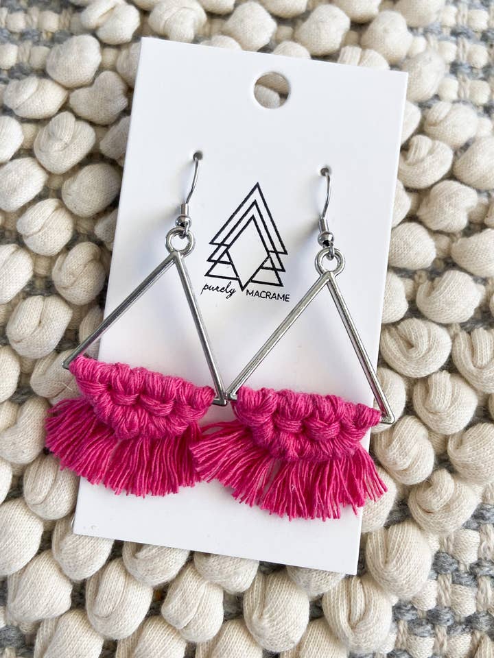Triangles rose vif pour la vente par Purely Macrame